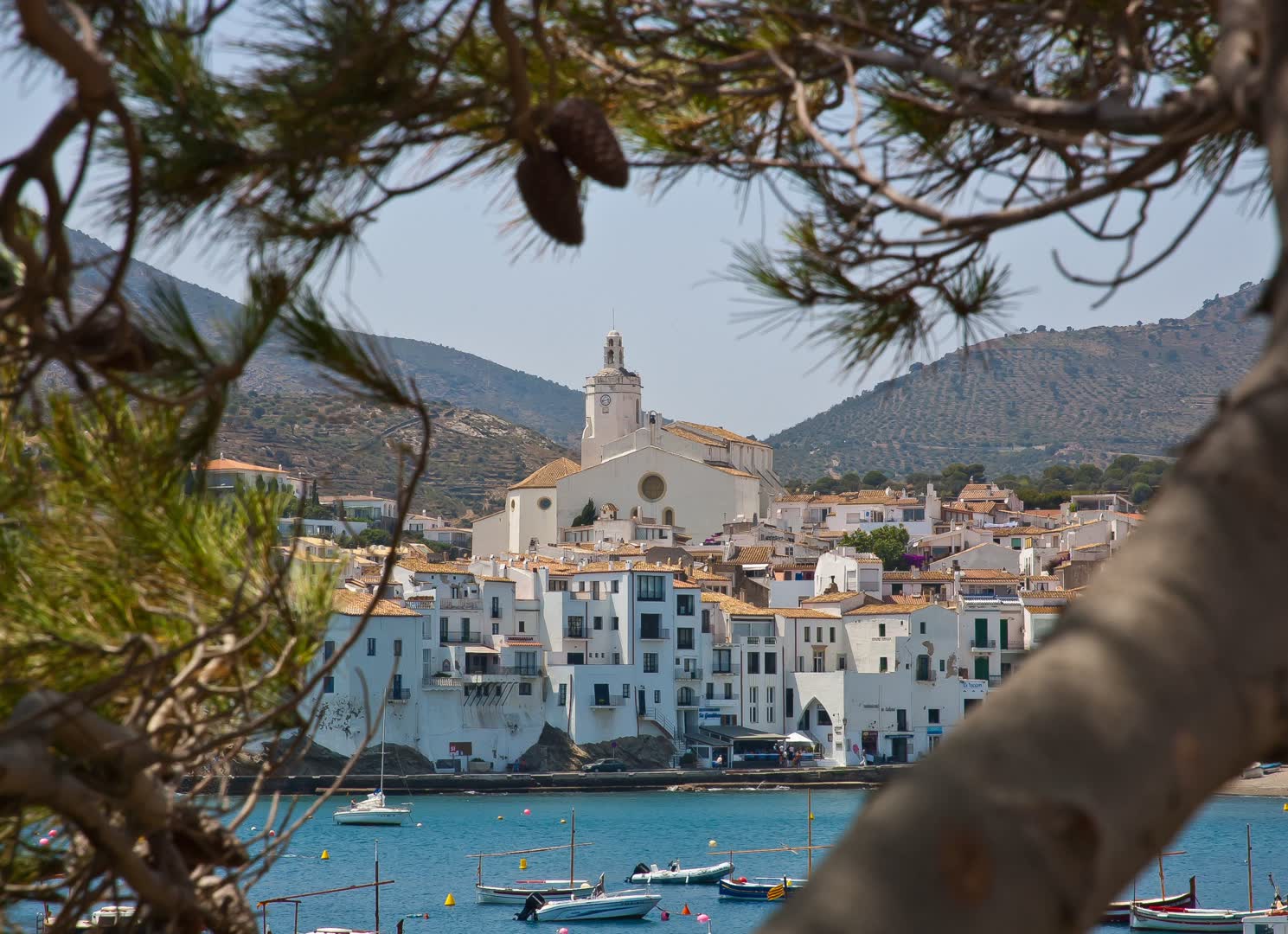 JVO Voyage, votre agence de voyages en groupe par excellence, organise des excursions en Espagne. Vue de Cadaquès.