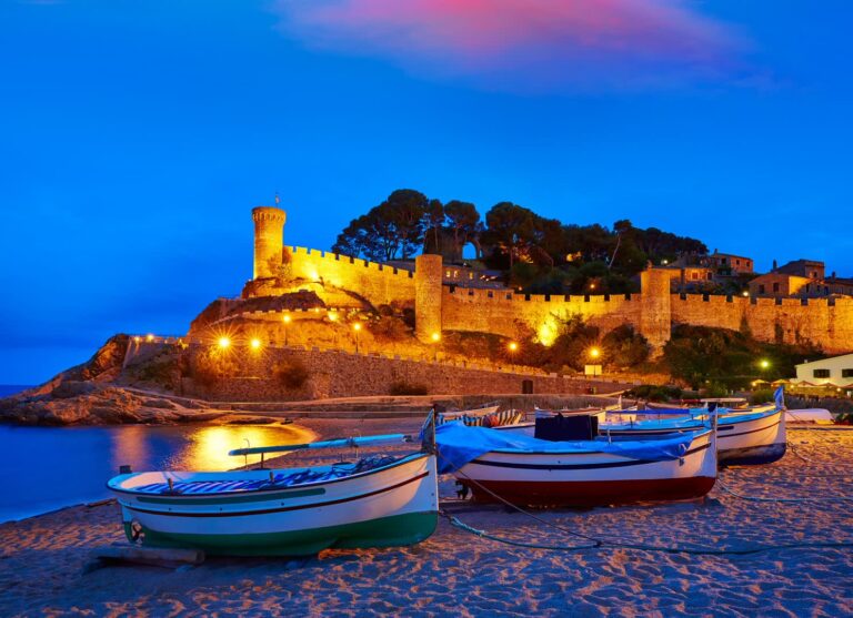 JVO Voyage, votre agence de voyages en groupe par excellence, organise des excursions en Espagne. Plage de Tossa de Mar.