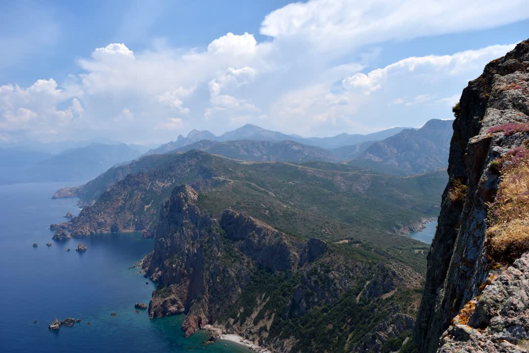 JVO Voyage, votre agence de voyages en groupe par excellence, organise des excursions en Corse et en Sardaigne. Vue aérienne des montagnes Corses.
