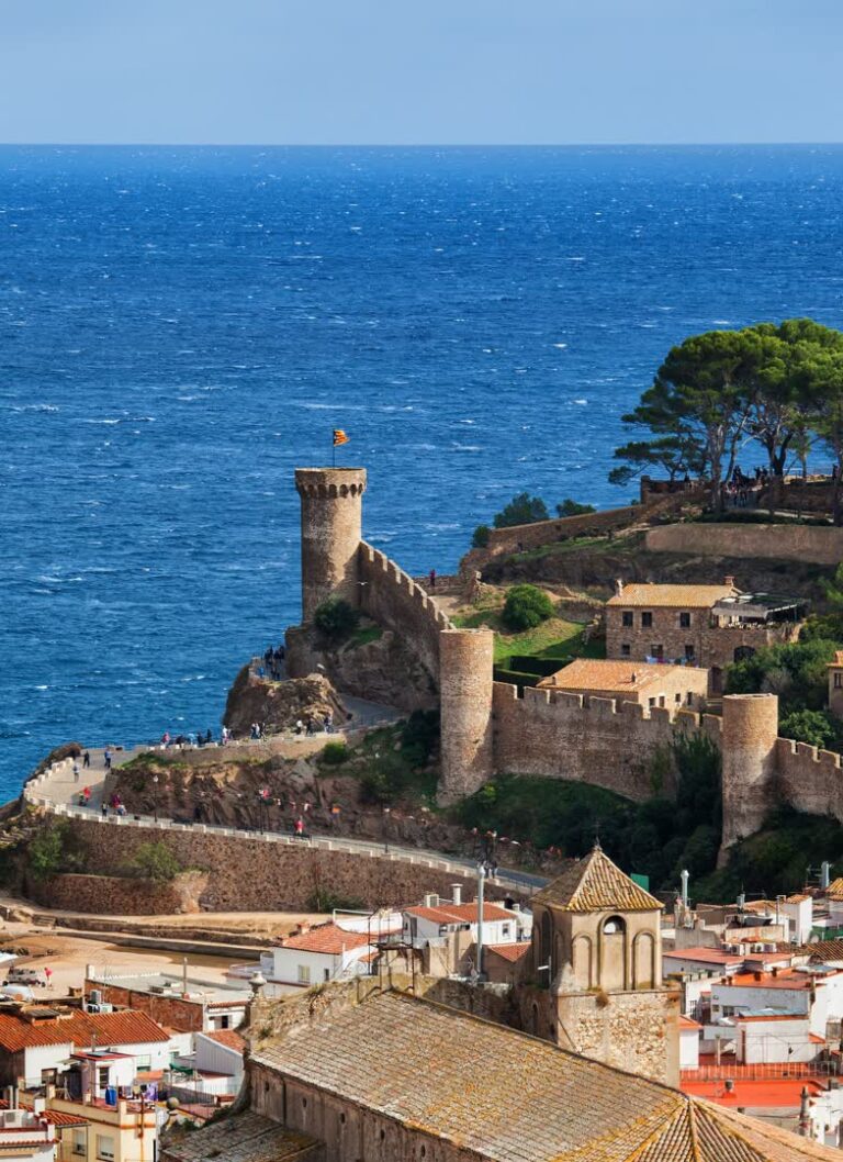 Séjour spécial Téléthon à Tossa de Mar. Les murailles médiévales. JVO Voyage, votre agence de voyages en groupe par excellence, organise des excursions en Espagne.