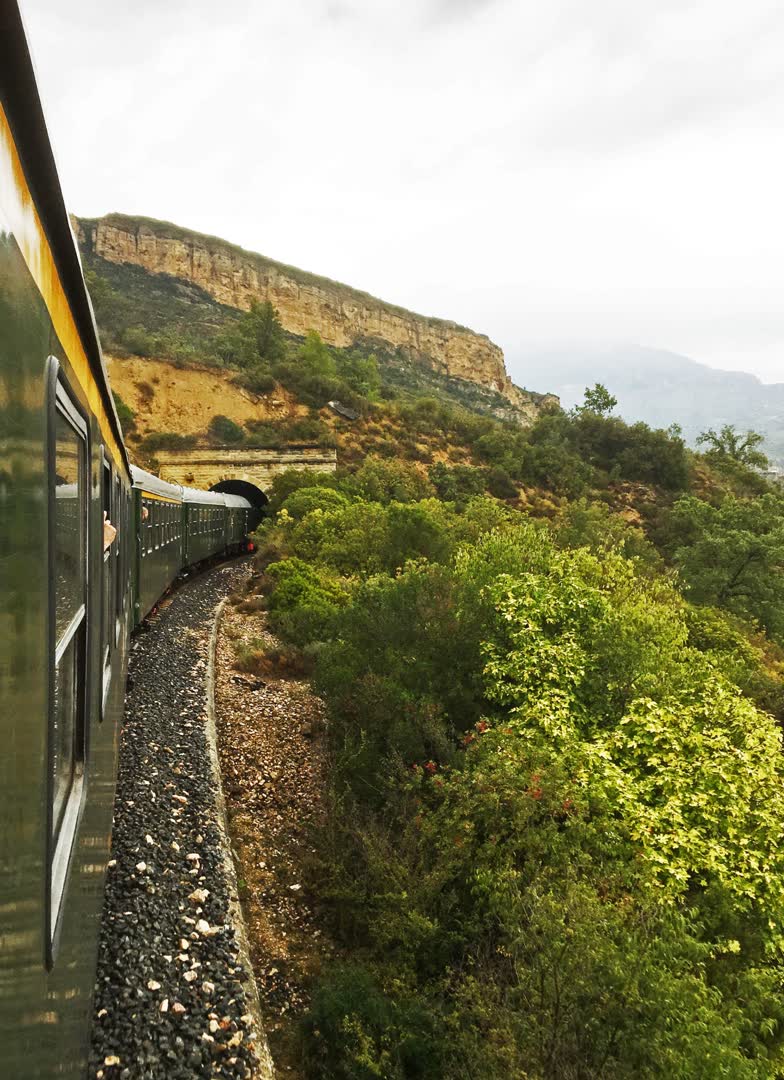 Le train des lacs, un voyage inoubliable à travers les paysages enchanteurs de la Catalogne JVO Voyage, votre agence de voyages en groupe par excellence, organise des excursions en Espagne.