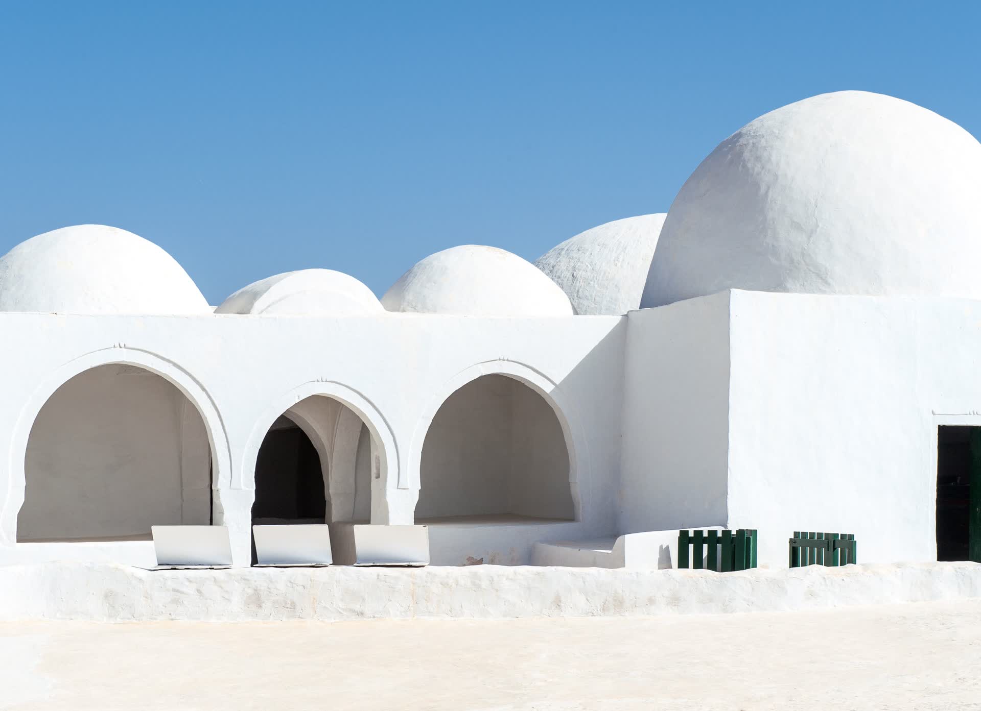Maison type tunisienne à Djerba. JVO Voyage, votre agence de voyages en groupe par excellence, organise des excursions en Tunisie.