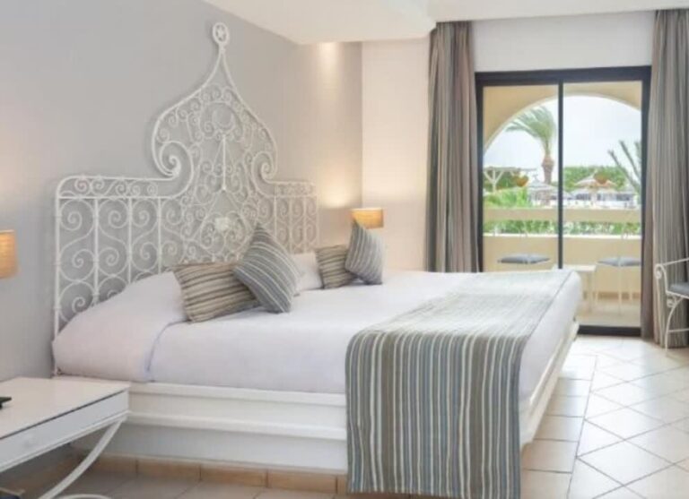 JVO Voyage, votre agence de voyages en groupe par excellence, organise des excursions en Tunisie. Chambre d'hôtel