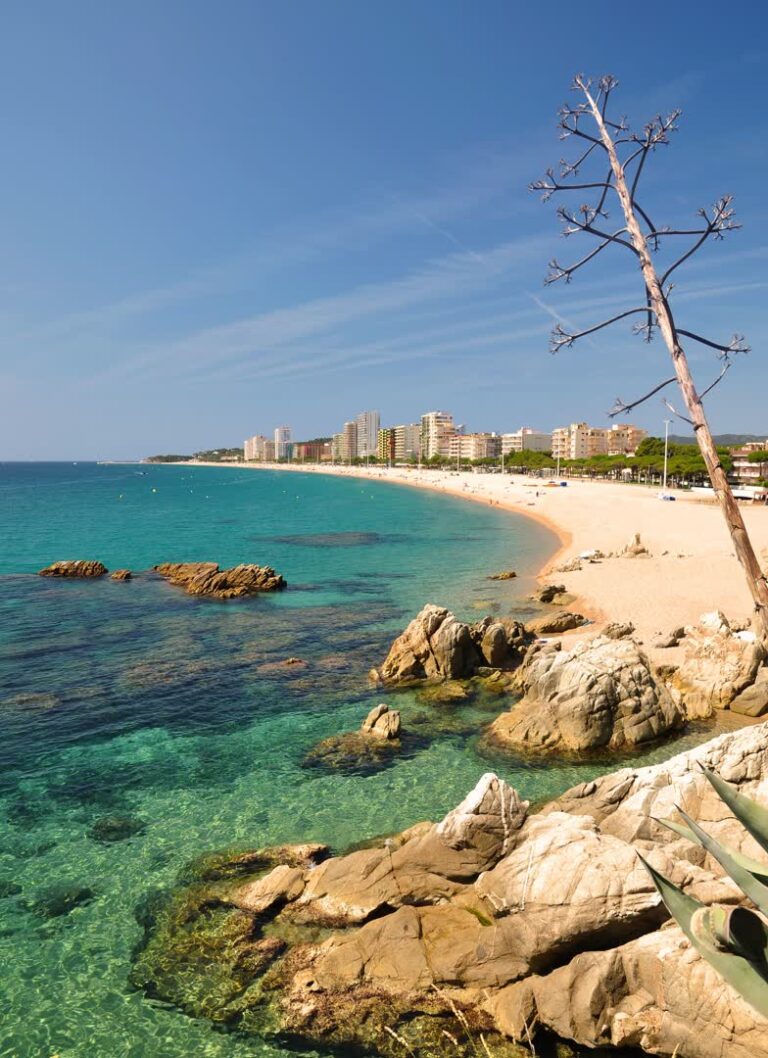 JVO Voyage, votre agence de voyages en groupe par excellence, organise des excursions en Espagne. Plage de Peratallada, vallée de Nuria.