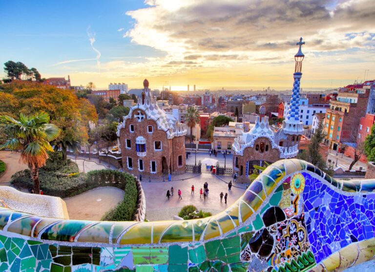 Parc Guell de Barcelone, Vallée de Nuria - JVO Voyage, votre agence de voyages en groupe par excellence, organise des excursions en Espagne.