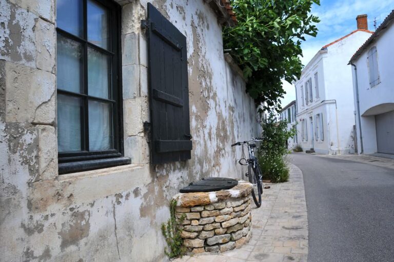 JVO Voyage, votre agence de voyages en groupe par excellence : Excursion au Puy du Fou. rue de L’île de Ré