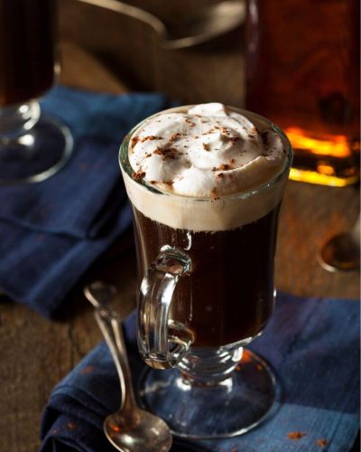 Irlande. JVO Voyages votre agence de voyages en groupe par excellence, organise des excursions. L'Irish coffee.
